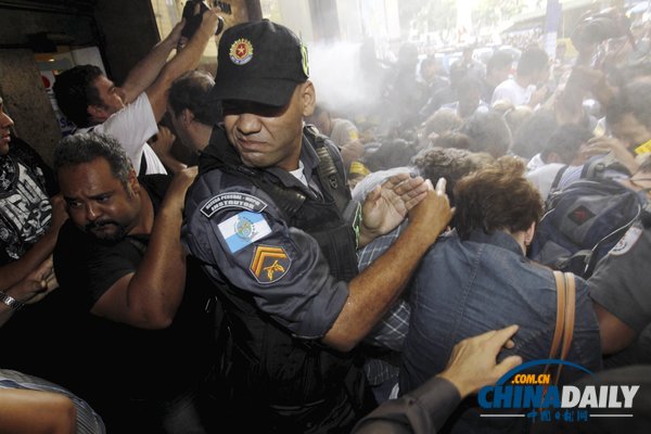 巴西教師大規(guī)模游行抗議政府腐敗 警察噴灑胡椒噴霧