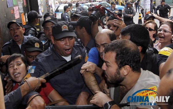 巴西教師大規模游行抗議政府腐敗 警察噴灑胡椒噴霧