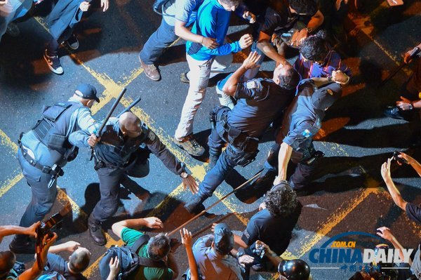 巴西教師大規模游行抗議政府腐敗 警察噴灑胡椒噴霧