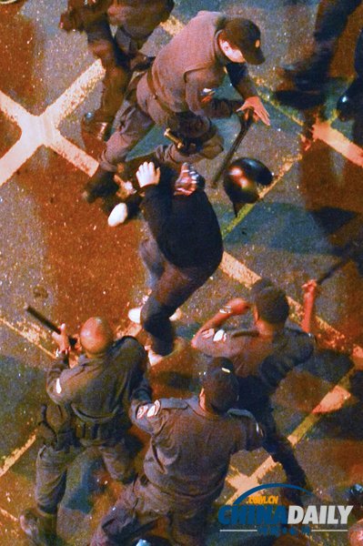 巴西教師大規(guī)模游行抗議政府腐敗 警察噴灑胡椒噴霧