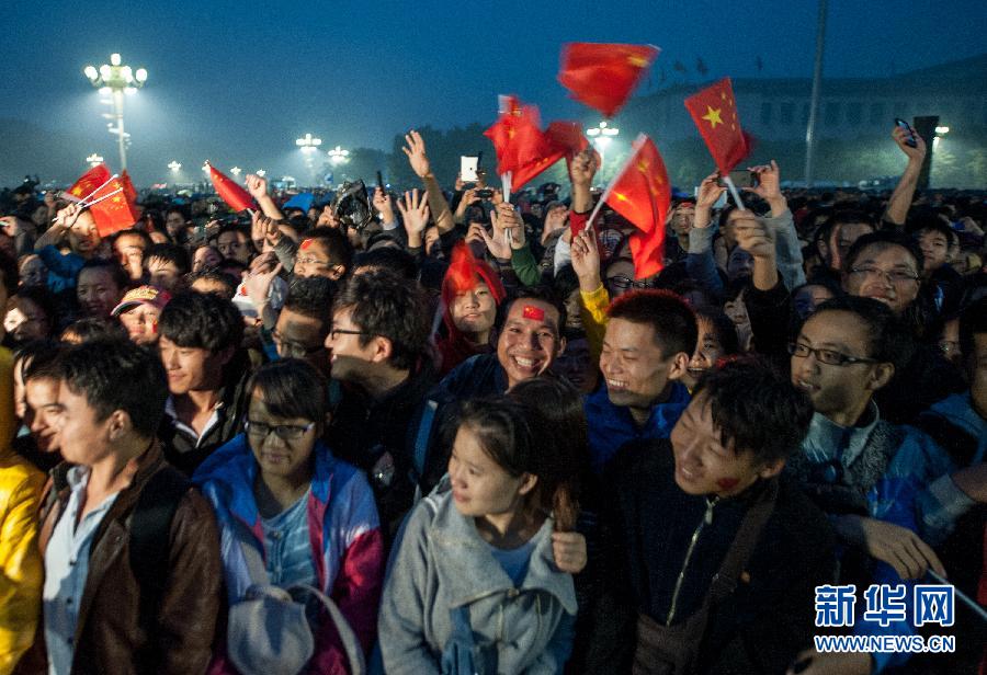 11萬名群眾冒雨觀看天安門廣場國慶升旗儀式