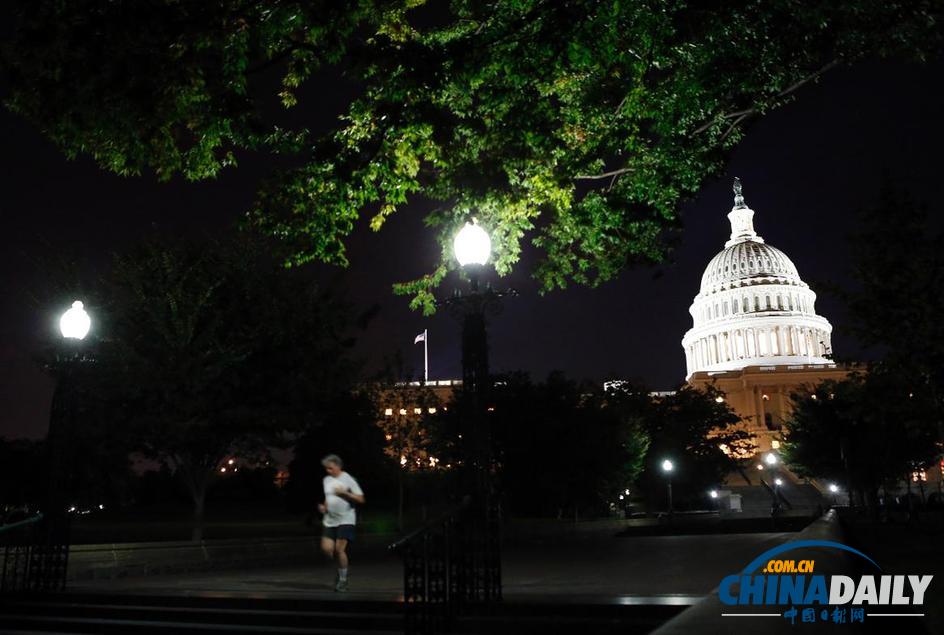美聯邦政府因“太差錢”被迫關閉 男子拍國會山照片留念（組圖）