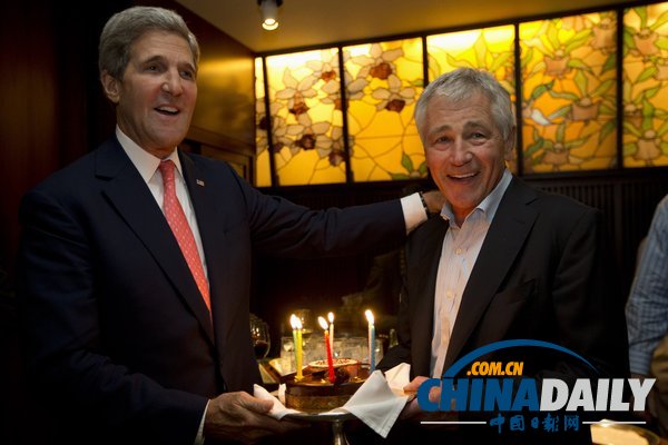 美國務(wù)卿克里為防長慶生 驚喜蛋糕感動(dòng)政壇老將