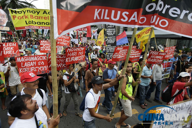 菲律賓民眾舉行反腐示威 巨型“金豬”搶風頭