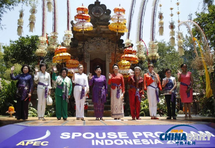 最炫民族風(fēng)：盤點(diǎn)彭麗媛東南亞一行亮麗著裝（圖）