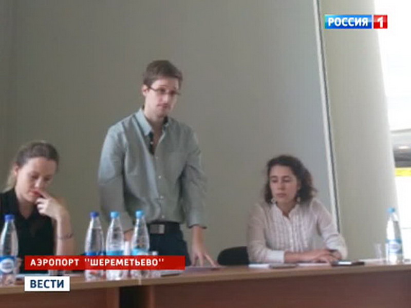 圖：俄網站公開疑似斯諾登購物照 推手推車過馬路