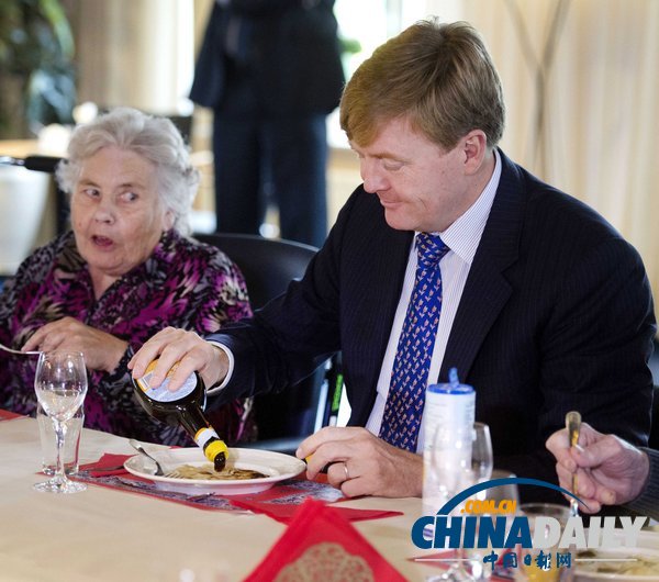 荷蘭國王走進敬老院“照看鄰居”與老人兒童共進午餐（組圖）
