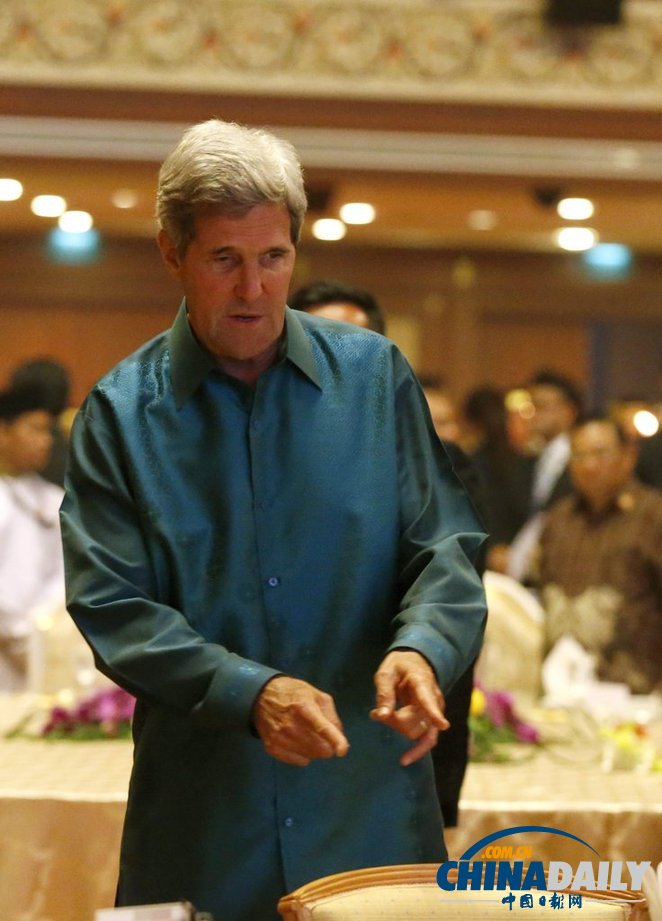 東盟峰會(huì)舉行歡慶晚宴 英拉搶鏡安倍黯然（組圖）