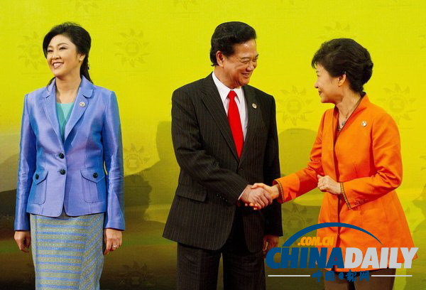 東盟峰會：越南總理“艷福不淺” 獲韓泰兩美女政客“夾擊”