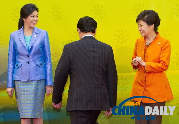 東盟峰會:越南總理“艷福不淺” 獲韓泰兩美女政客“夾擊”