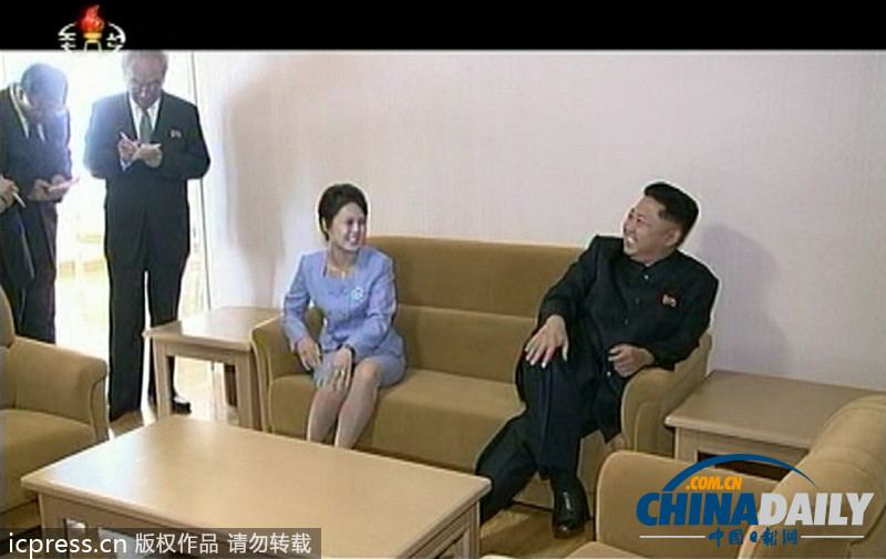 朝鮮勞動(dòng)黨成立68周年 金正恩攜夫人看演出興趣濃（圖）