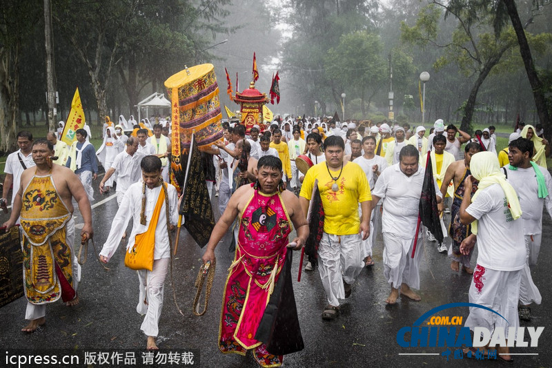 泰國(guó)民眾嘴里插刀自虐呼吁吃素 場(chǎng)面駭人（組圖）