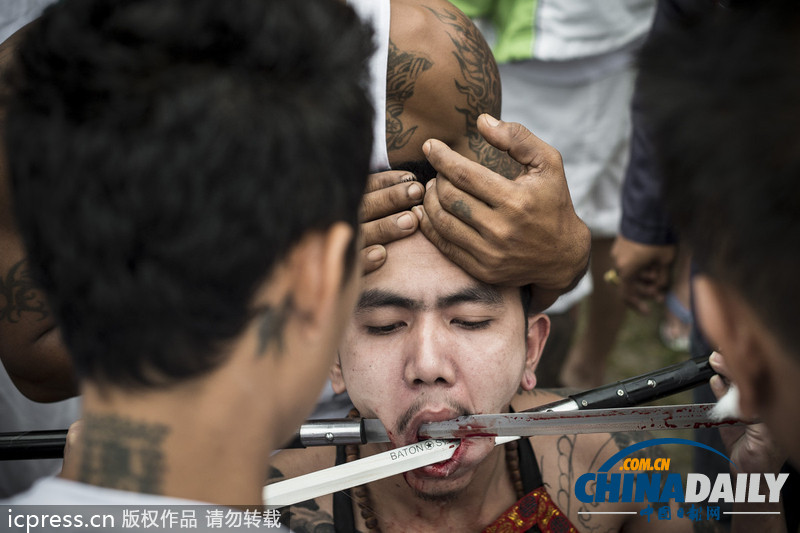 泰國民眾嘴里插刀自虐呼吁吃素 場面駭人（組圖）