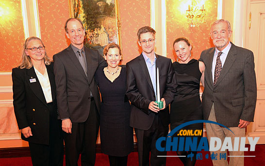 斯諾登現(xiàn)身莫斯科領(lǐng)獎 律師爆料其“名草有主”