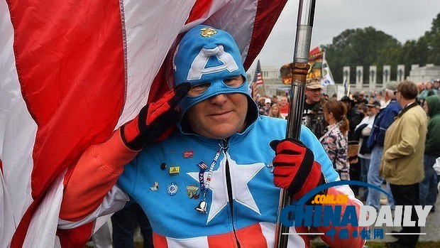 美國民眾抗議政府關門 “超人”現身助陣