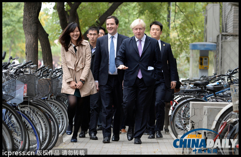 倫敦市長訪華參觀北大 豎大拇指與學生合影（圖）