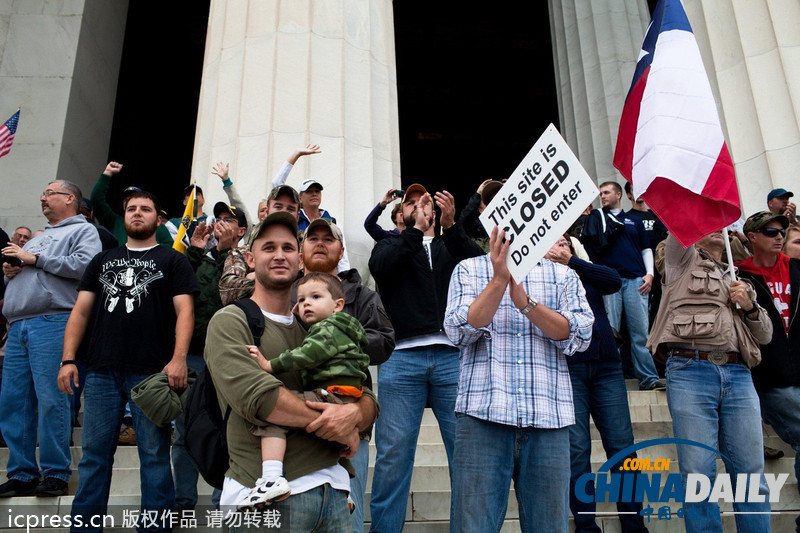 美國“百萬老兵大游行”抗議政府關門 佩林到場慰問（組圖）