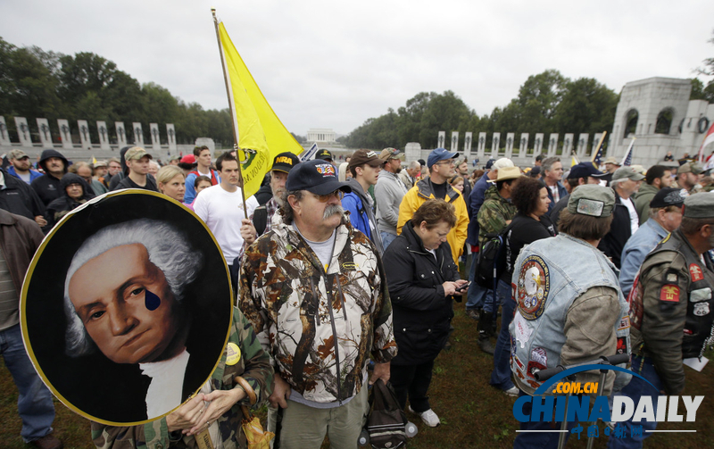 美國“百萬老兵大游行”抗議政府關門 佩林到場慰問（組圖）