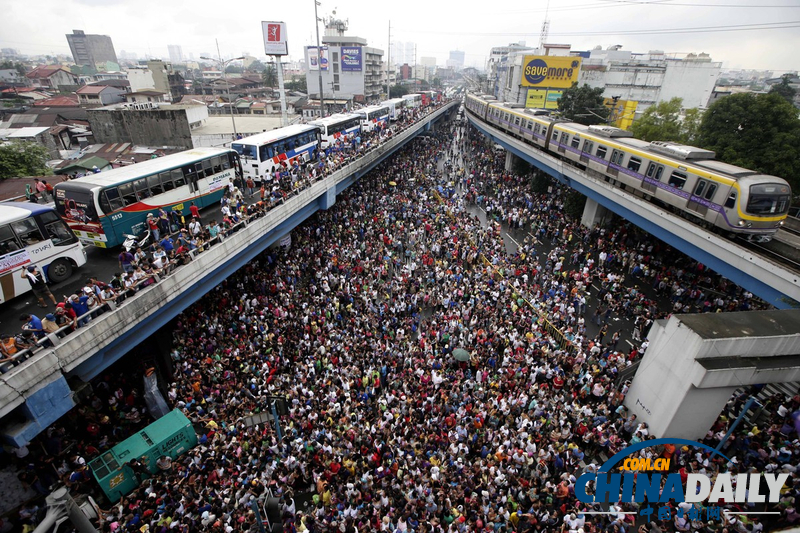 數(shù)千菲民眾聚集領(lǐng)取救援物資 導(dǎo)致交通嚴(yán)重癱瘓