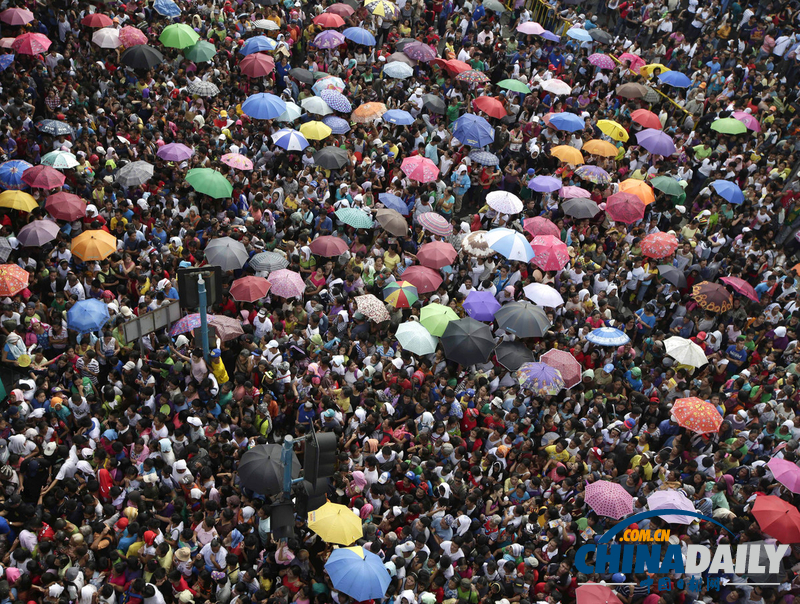 數千菲民眾聚集領取救援物資 導致交通嚴重癱瘓