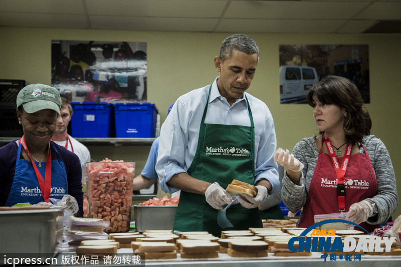 奧巴馬視察食品慈善機(jī)構(gòu) 穿圍裙變志愿者做三明治
