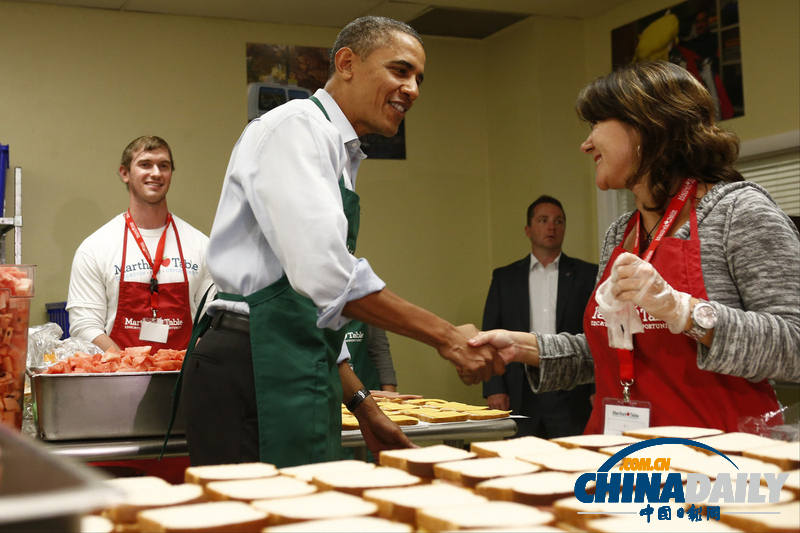 奧巴馬視察食品慈善機構 穿圍裙變志愿者做三明治