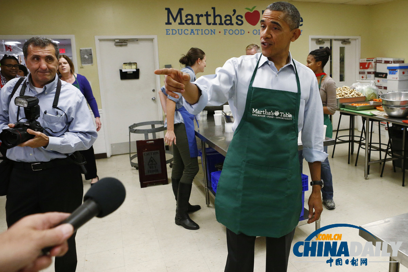 奧巴馬視察食品慈善機構 穿圍裙變志愿者做三明治