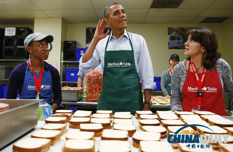 奧巴馬視察食品慈善機構 穿圍裙變志愿者做三明治