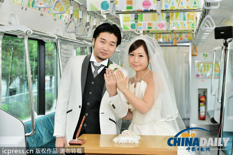 日本新人舉行獨特婚禮 “包下輕軌”環游東京