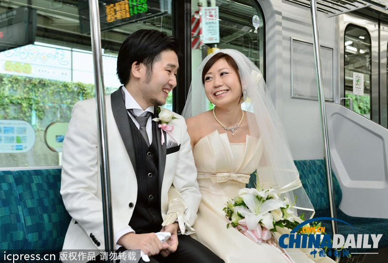 日本新人舉行獨(dú)特婚禮 “包下輕軌”環(huán)游東京
