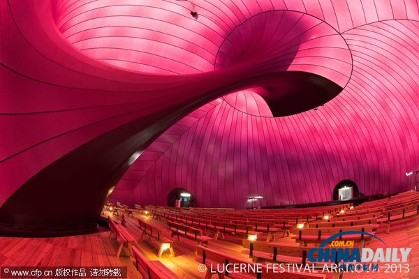 日本建成全球首座充氣音樂廳 紫色球體打造夢(mèng)幻劇場