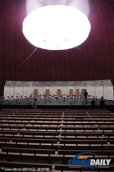 日本建成全球首座充氣音樂廳 紫色球體打造夢幻劇場