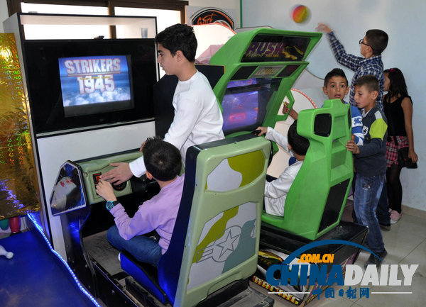 敘利亞民眾游樂場玩耍慶祝宰牲節(jié) 暫忘戰(zhàn)亂陰影