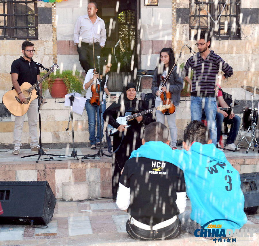 敘利亞民眾游樂場玩耍慶祝宰牲節(jié) 暫忘戰(zhàn)亂陰影