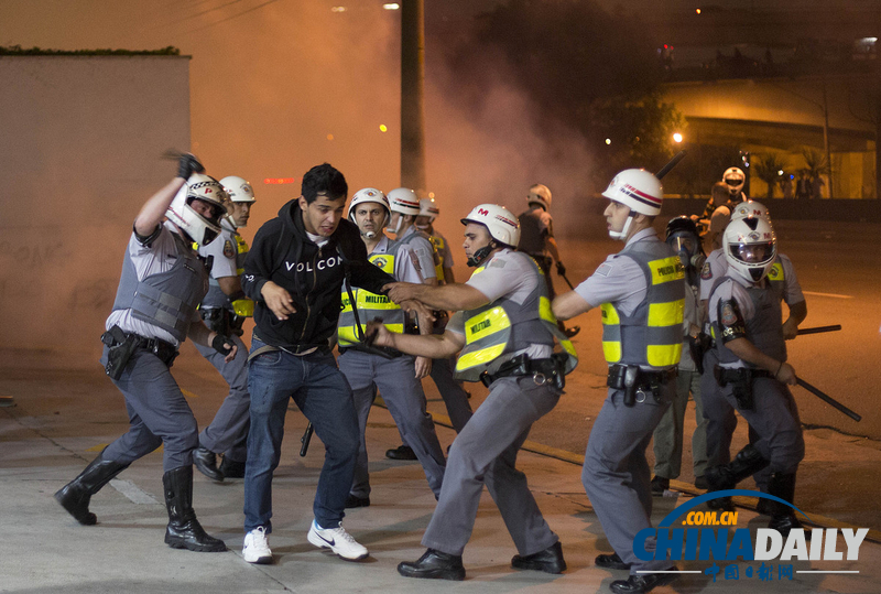 巴西民眾游行支持教師罷工 示威演變成暴力沖突