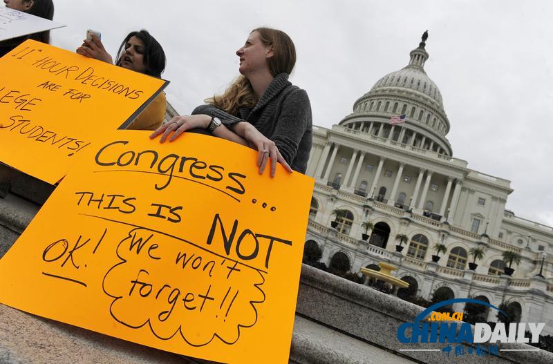 美參院領(lǐng)袖宣布兩黨達(dá)成提高債務(wù)上限協(xié)議 博納握拳慶祝