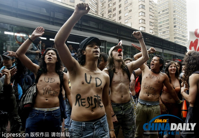 哥倫比亞學生赤身裸體 抗議教育體系缺陷和財政赤字