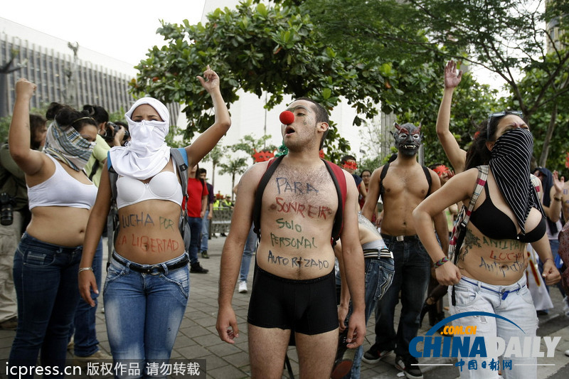 哥倫比亞學生赤身裸體 抗議教育體系缺陷和財政赤字