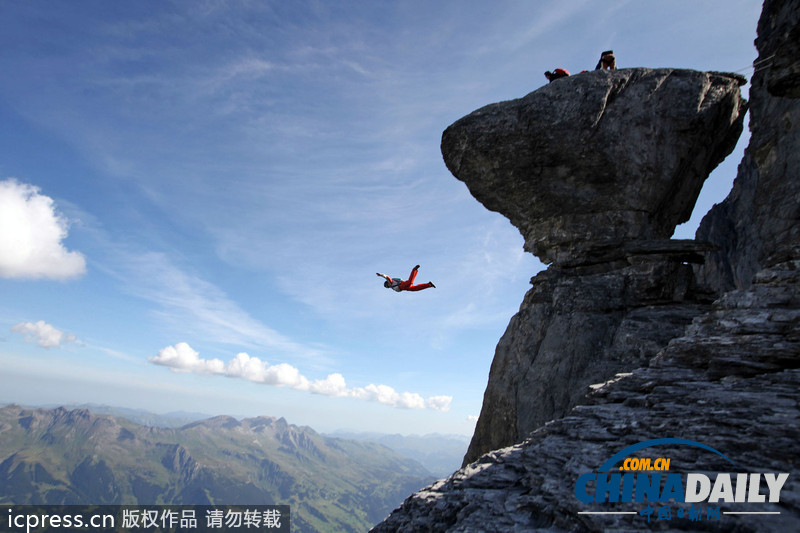 阿爾卑斯山高空跳傘 非勇莫入