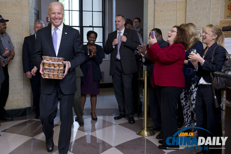 美國公務(wù)員重返工作崗位 副總統(tǒng)拜登攜禮迎接