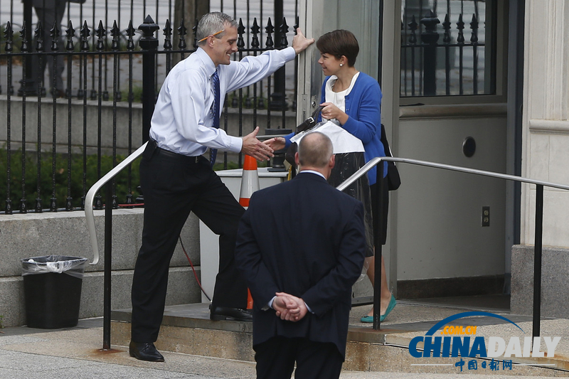 美國公務員重返工作崗位 副總統拜登攜禮迎接