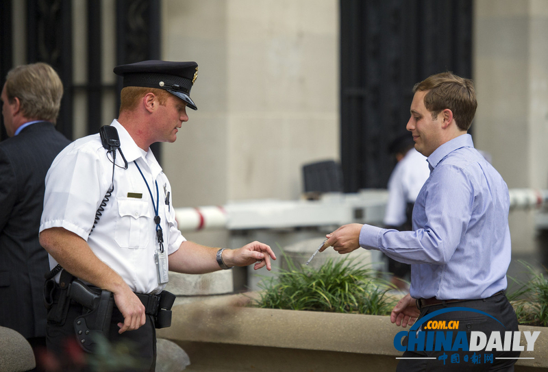 美國公務員重返工作崗位 副總統拜登攜禮迎接