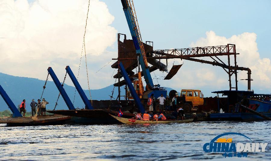 老撾墜機現場圖曝光 軍方正開展遺體打撈工作