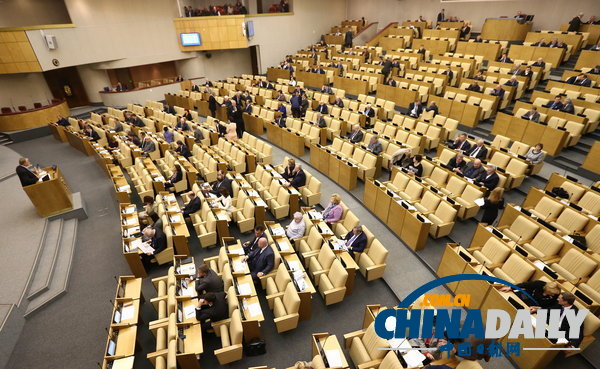 俄羅斯杜馬會議舉行 議員們聽講也忙活邊打電話邊剔牙