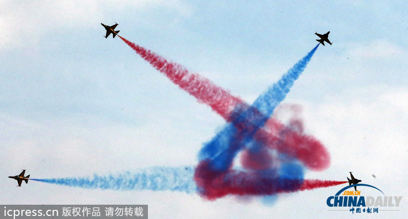 韓國舉行航空博覽會 黑鷹特技飛行隊炫酷助陣（組圖）