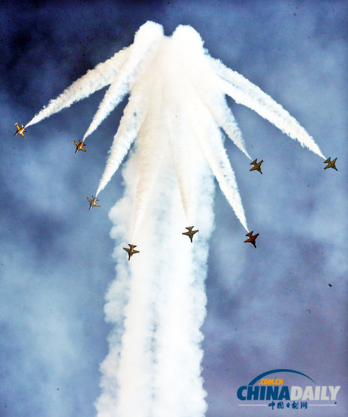 韓國舉行航空博覽會 黑鷹特技飛行隊炫酷助陣（組圖）