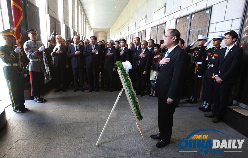 菲律賓總統訪韓 前往朝鮮戰爭紀念館向陣亡士兵敬禮（組圖）