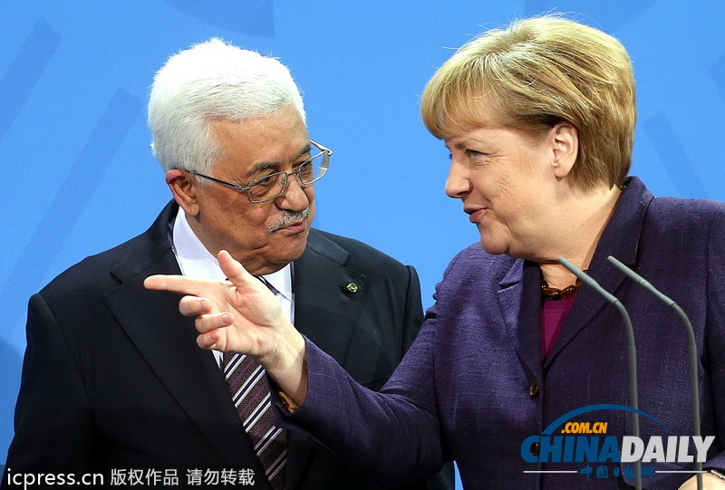 默克爾與阿巴斯會晤 表情多變做“槍擊”手勢