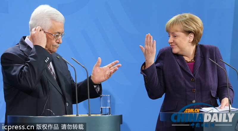 默克爾與阿巴斯會晤 表情多變做“槍擊”手勢