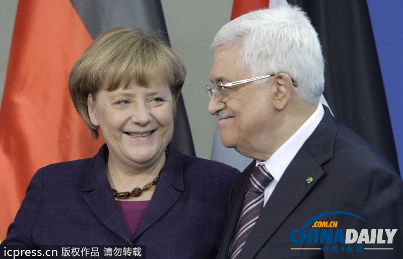 默克爾與阿巴斯會晤 表情多變做“槍擊”手勢